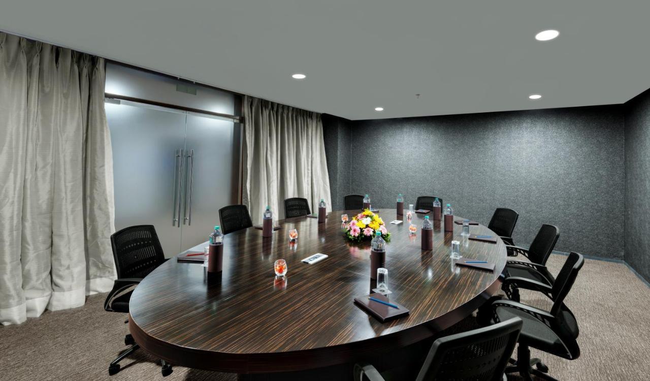 Отель Wyndham Ahmedabad Shela Экстерьер фото